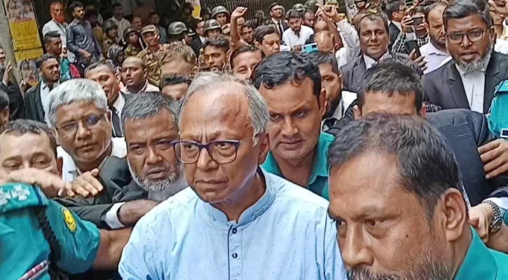 আত্মসমর্পণের পর কারাগারে মাহমুদুর রহমান